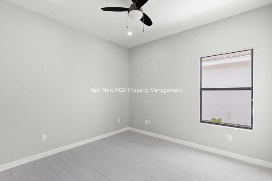 Building Photo - 2020 Summerland Ln