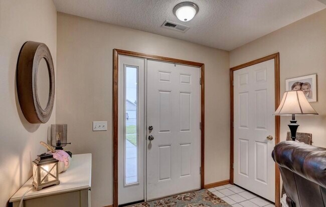 Building Photo - 1531 Lucas Dr