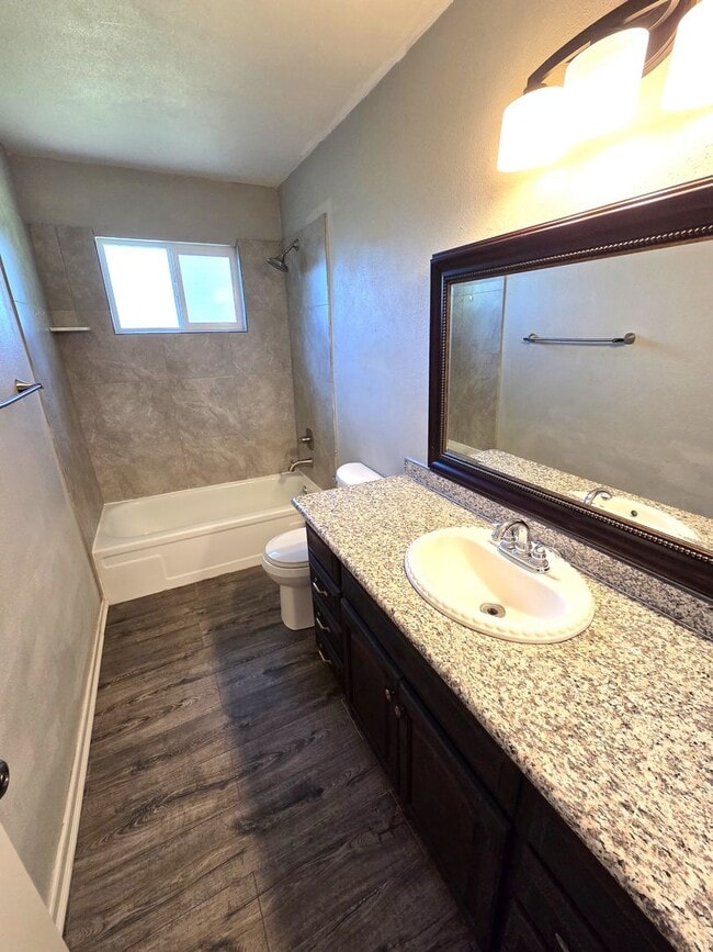 Building Photo - Immaculate 3 Bedroom 2 Bath Home near Veteran's Park