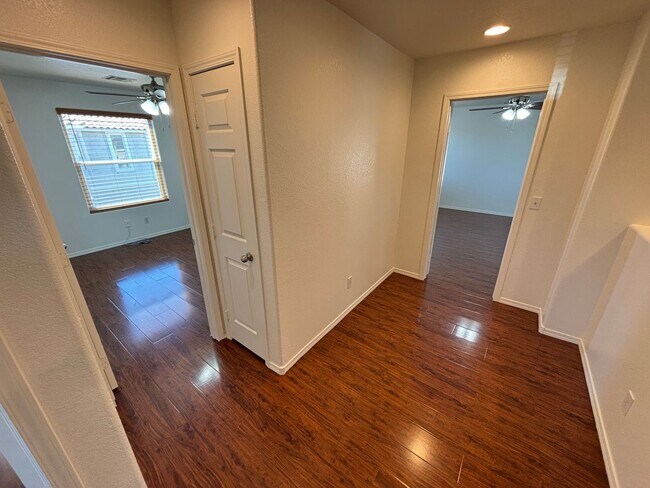Building Photo - Beautiful 5Bed/2.5Bath/2Car home located near Seven Hills