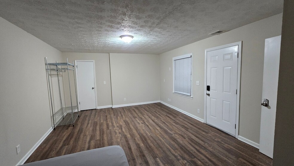 Building Photo - 3005 Hidden Dr