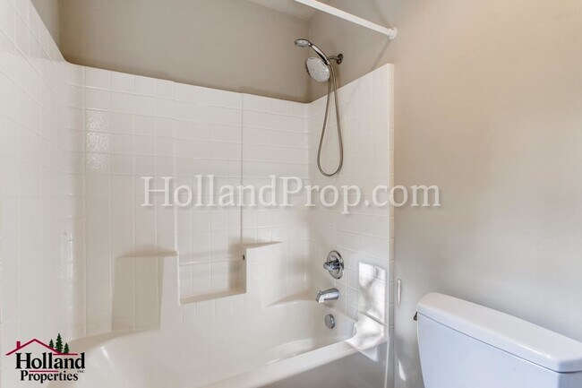 Building Photo - 977 NE 73rd Ave