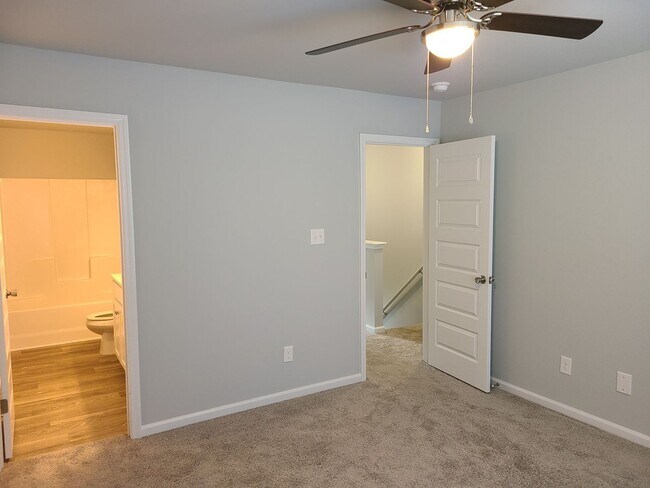 Building Photo - Beautiful end unit - 2 bedroom 2.5 bath townhome - Holly Ridge