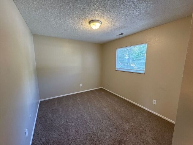 Building Photo - Cozy 2BR First-Floor Unit in Colorado Spri...