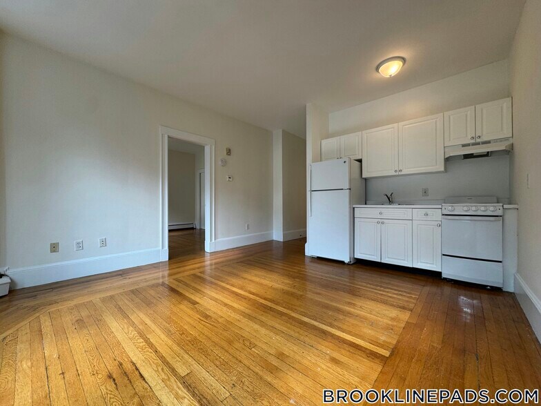 Primary Photo - 17 Fairbanks St