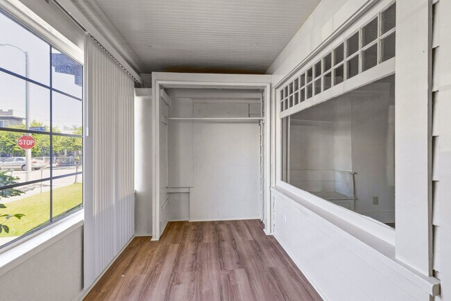 Building Photo - Spacious 1BR + 2.5BA Near USC and DTLA | First Floor Unit