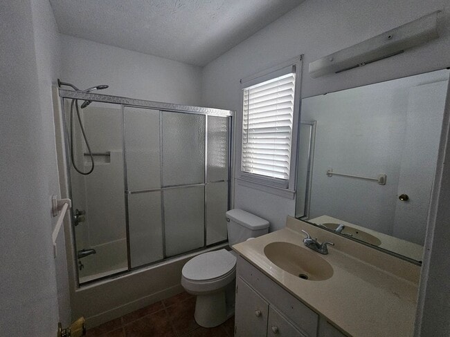 Building Photo - Two blocks from the beach!