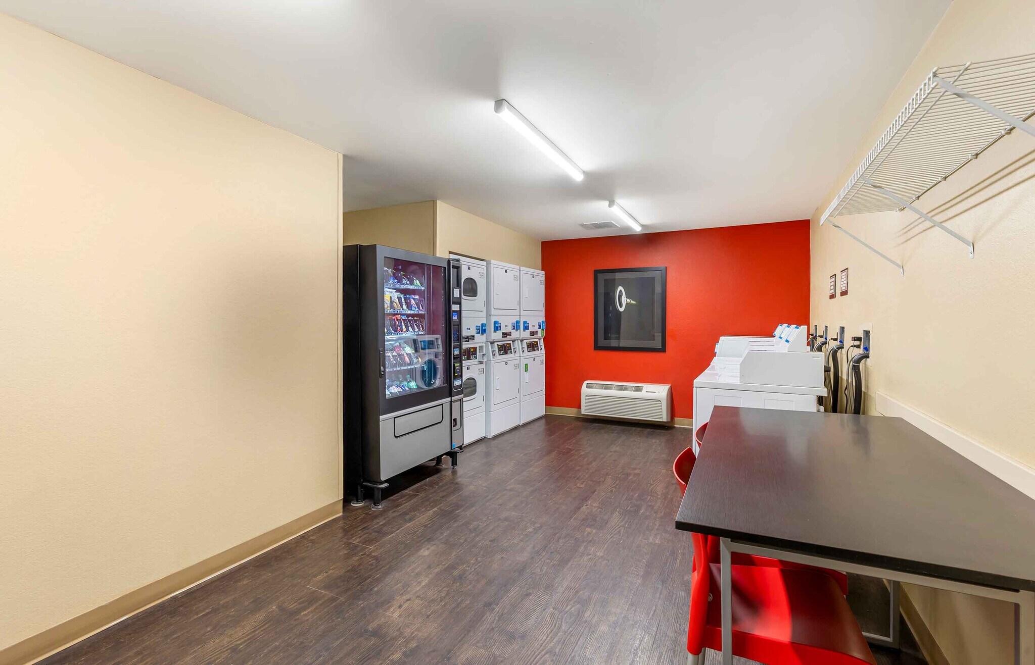 Building Photo - Furnished Studio-Billings - West End