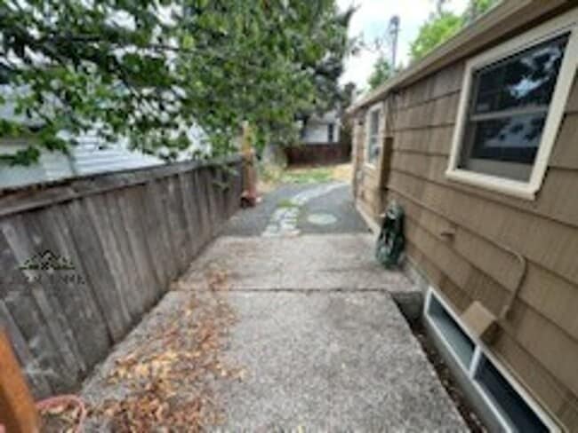 Building Photo - Charming 2 bed 2 bath home in Eugene