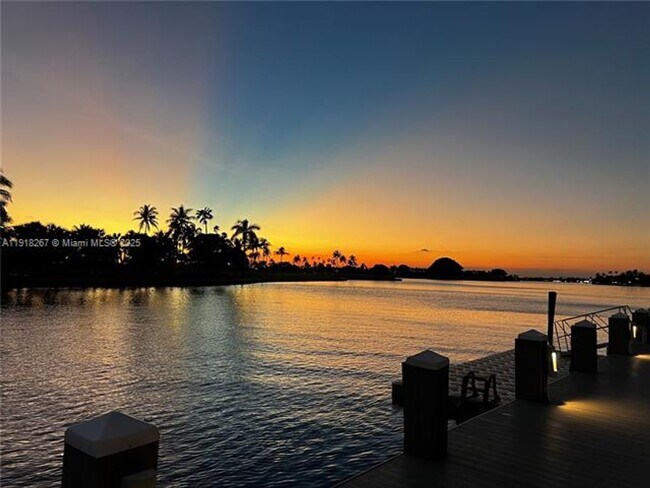 Building Photo - 9102 W Bay Harbor Dr