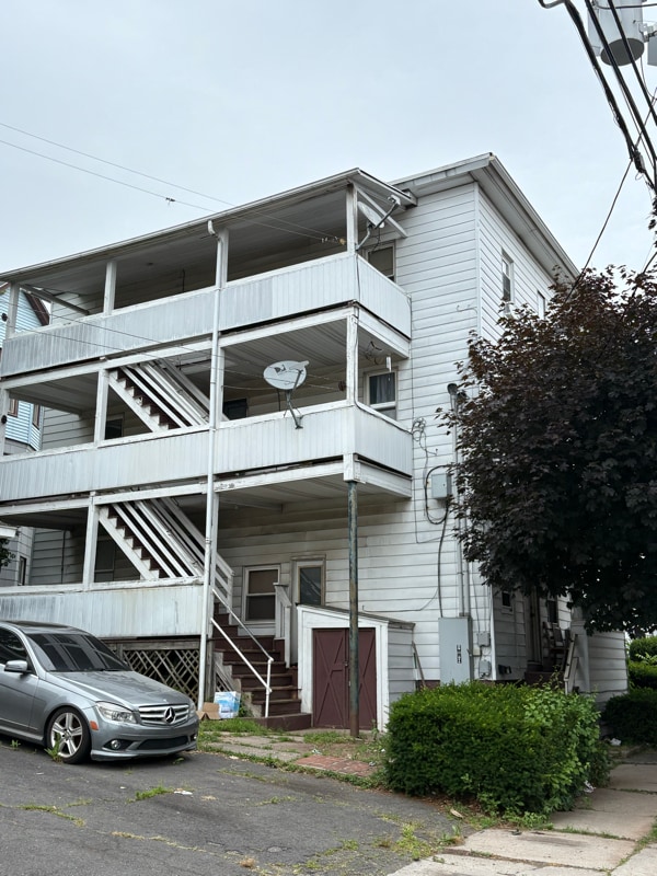 Building Photo - 528 Stanley St