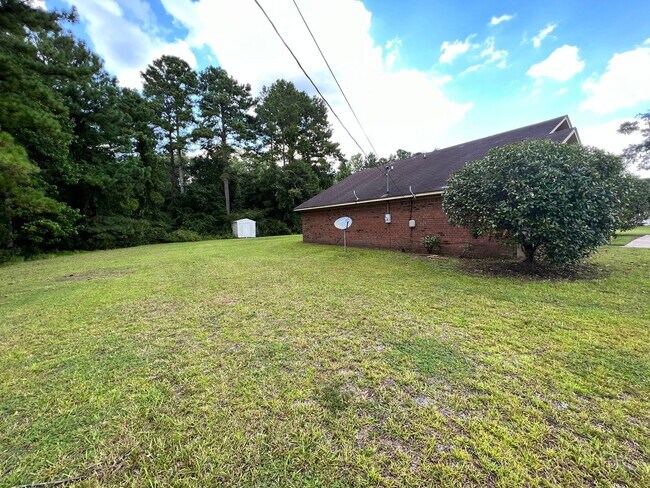 Building Photo - AVAILABLE EARLY APRIL 2026! (No Pets)