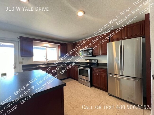 Building Photo - 910 W Yale Dr