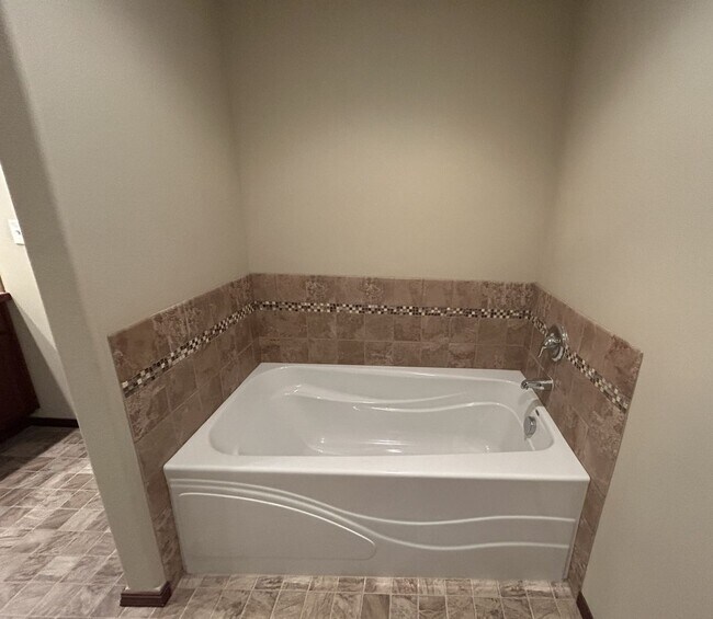 Building Photo - Spacious 4 bedroom 2.5 bath in Arlington with RV Parking