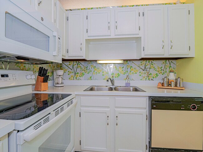 Building Photo - 41 Woodland Dr