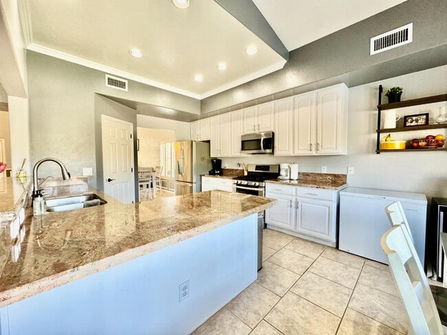 Building Photo - 12768 N Lantern Way