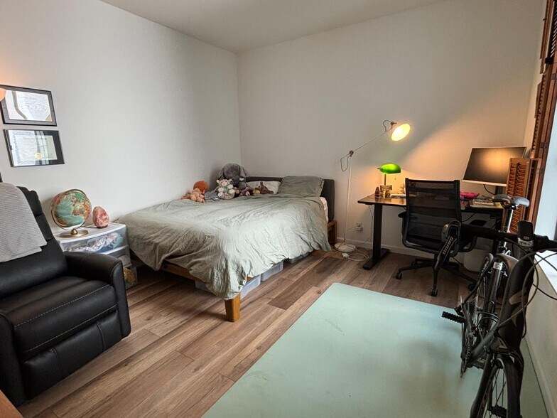 Building Photo - 310 Tahiti Way