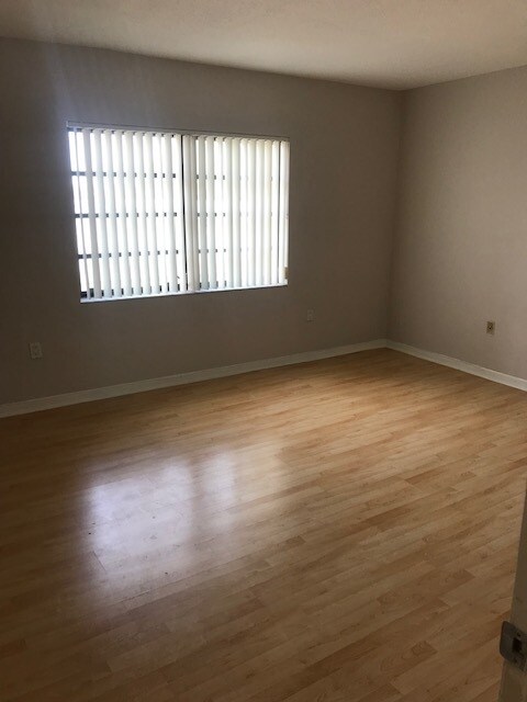 Building Photo - 10411 N Kendall Dr