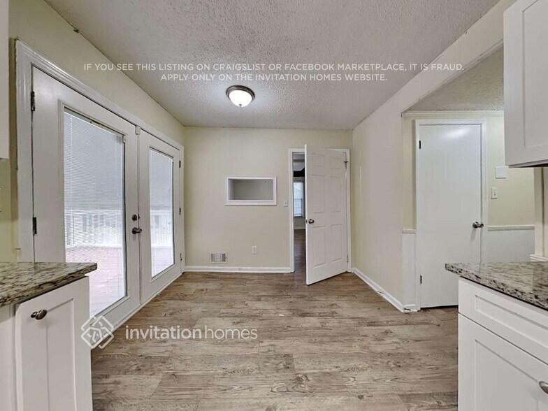 Building Photo - 3550 Valley Dr SW