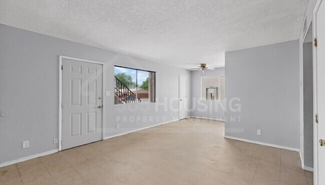Building Photo - Spacious 2-Bedroom Unit Near Kirtland Air Force Base