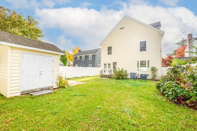 Building Photo - MOVE-IN READY! Quiet Neighborhood near Sho...