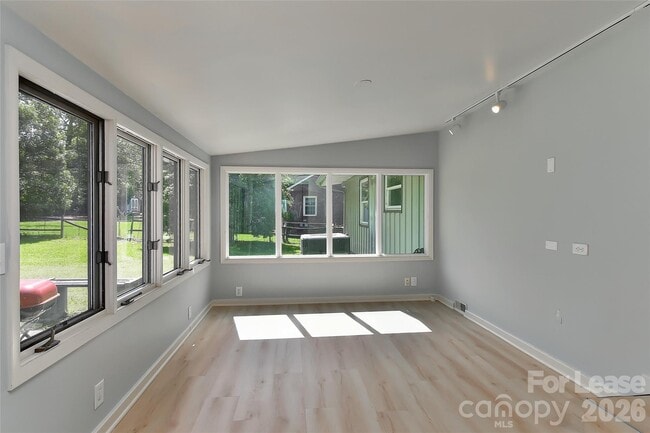 Building Photo - 3111 Spring Valley Rd