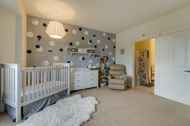 Building Photo - Beautiful open layout 2-level townhome!