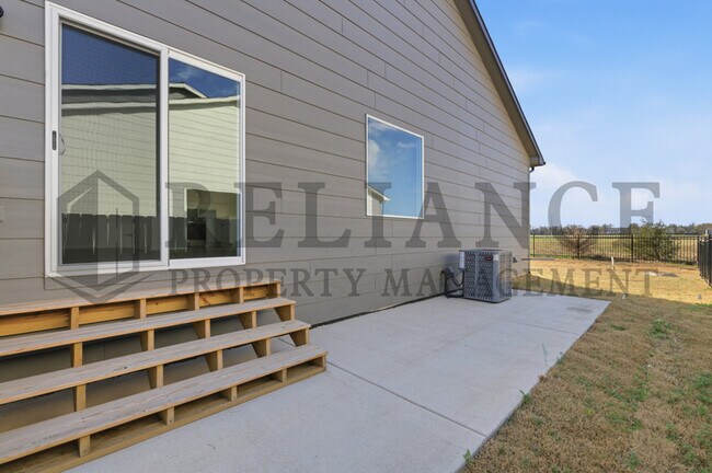 Building Photo - 5263 N Pinecrest Ct