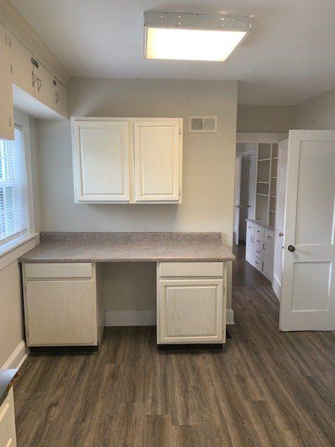 Building Photo - 301 S Oak St