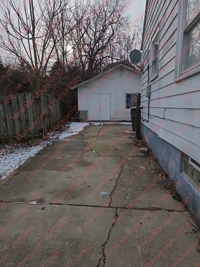 Building Photo - Great 3 bed 2 bath with AC close to everything!