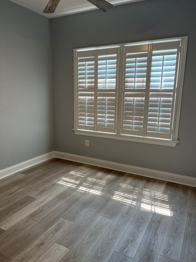 Building Photo - Like new Townhome