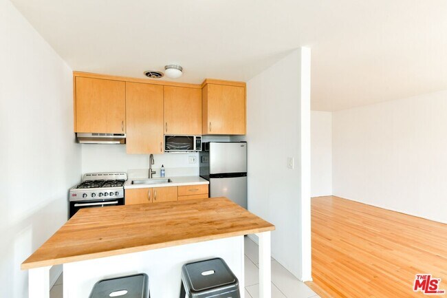 Building Photo - 2033 Cloverfield Blvd