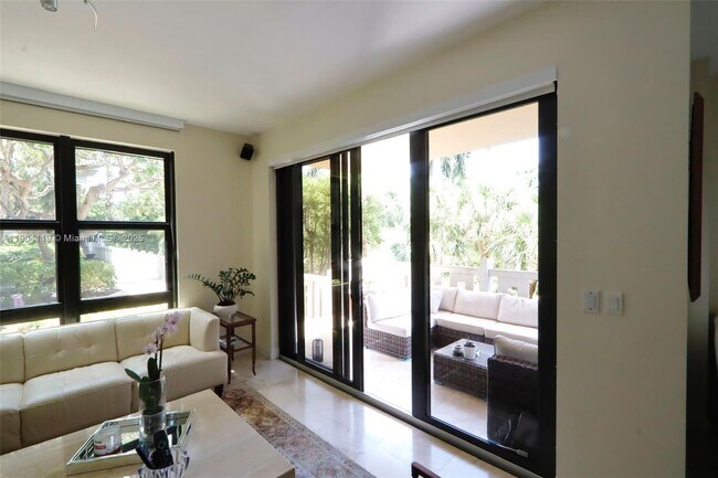 Building Photo - 1121 Crandon Blvd