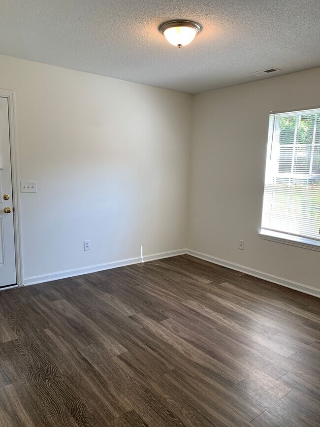 Building Photo - 3 Bedroom 2 Bath House on Hillsdale Drive