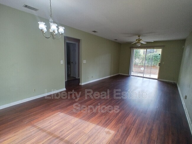 Building Photo - 910 Brett Dr