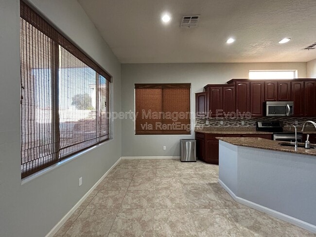 Building Photo - 774 E Maria Ln