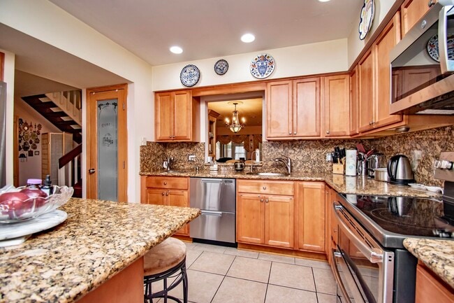 Building Photo - 6640 Thornhill Ct