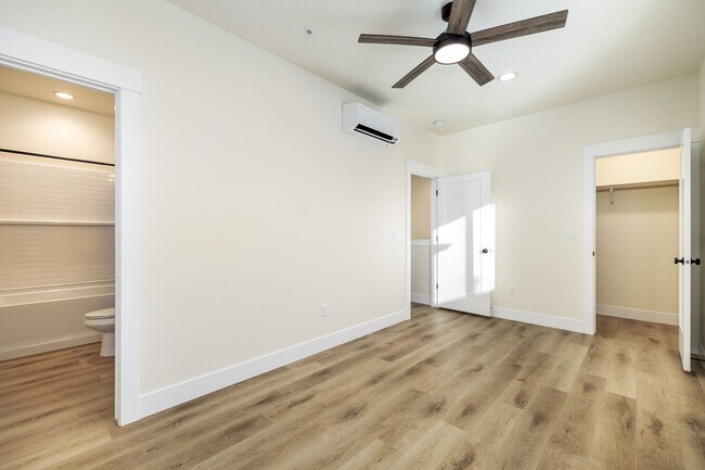 Building Photo - Nearly Brand Bew 3+2 apartment with parking!