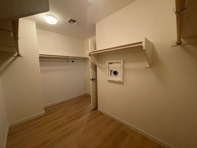 Building Photo - 1250 Abbey Ln