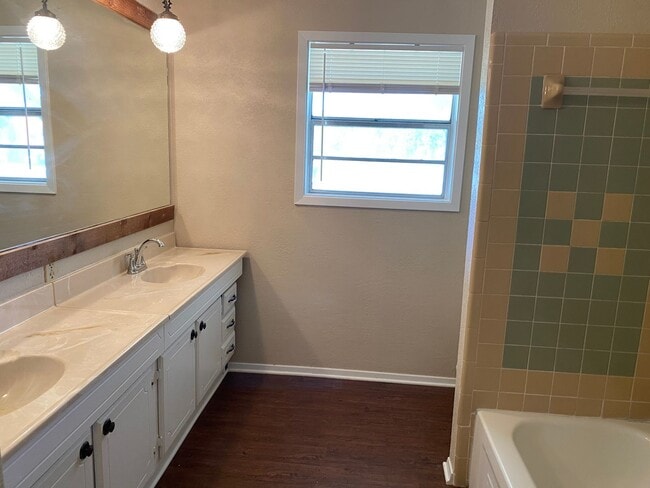 Building Photo - 5 BEDROOM HOME !!!!