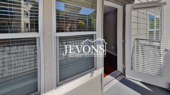 Building Photo - Stunning property in the heart of Seattle ...