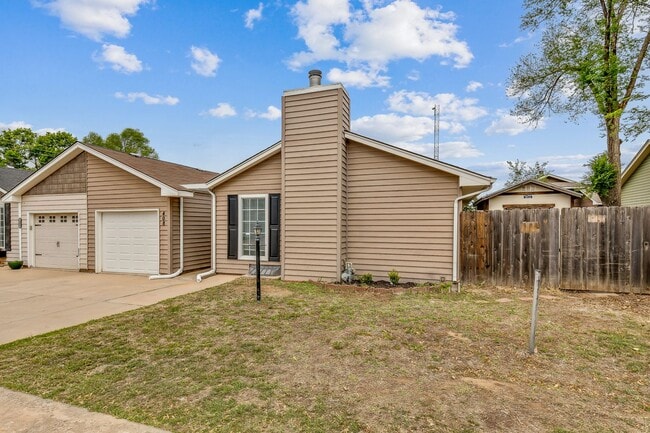 Building Photo - WEST Side Duplex for rent! Spacious 3 bed/2 bath duplex for rent