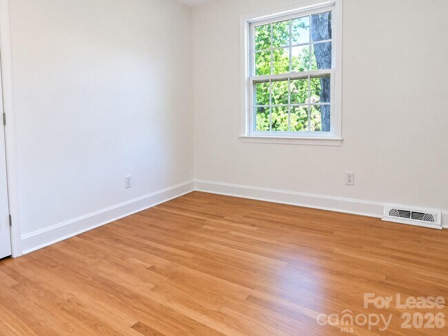 Building Photo - 7500 Thorncliff Dr