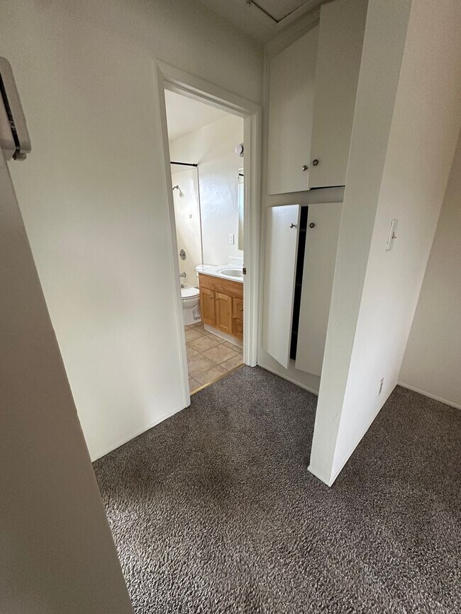 Building Photo - 1 bedroom apartment with off street parking