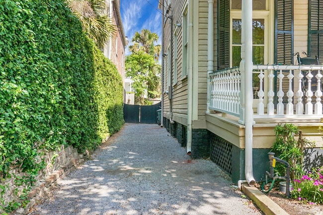 Building Photo - 6 Wentworth St