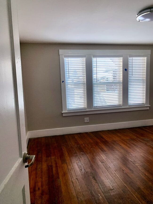 Building Photo - *** Charming Dormont Duplex Three Bedroom * Walk to Shops and the T * Pet Friendly * Private Porc...