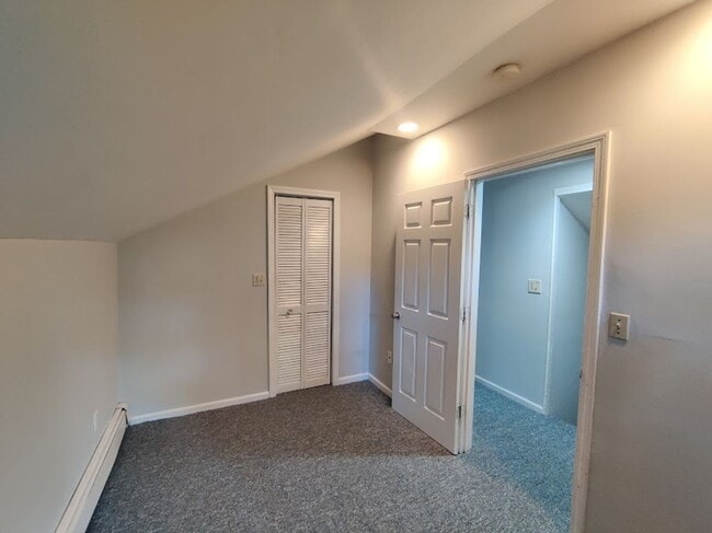 Building Photo - PRIVATE, COZY 2-3 BDRM 1.5 BATH HOME W/ HU...