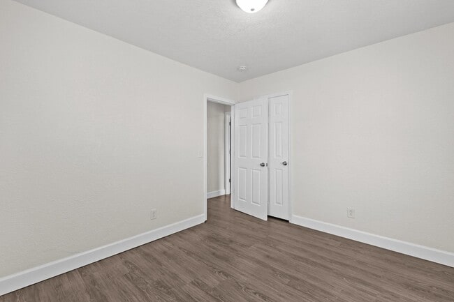 Building Photo - Cozy 2-Bedroom Duplex Apartment in Norfolk