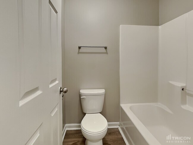 Building Photo - 528 Tulip Ln