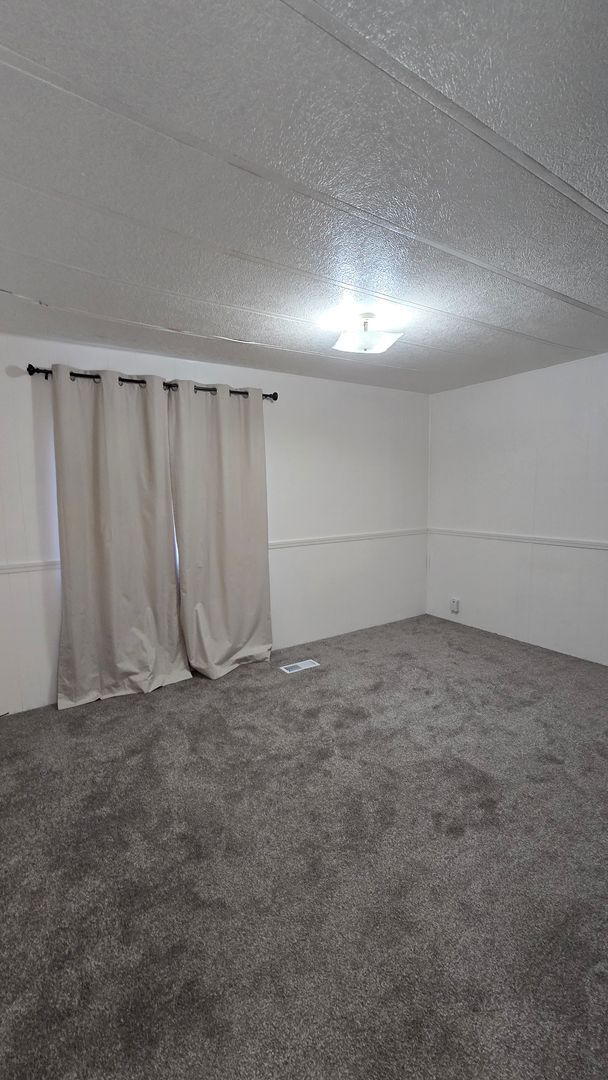 Building Photo - Welcome to this 3-bedroom, 2-bathroom home...